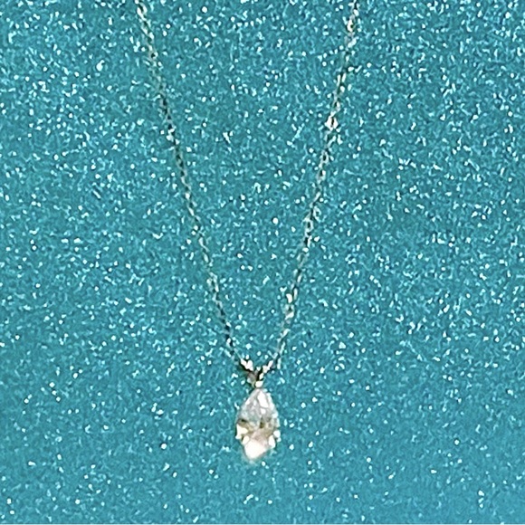 🎁Elegant Silver CZ Pear-cut/Teardrop Necklace.🎁 - Picture 3 of 3